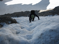 11 Schlüsselstelle, weil Sicherungsseil unter dem Schnee
